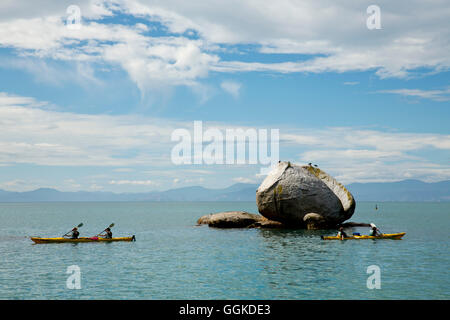 Kajakfahrer Rudern vorbei an Split Apple Rock in der Tasman Bay im Abel Tasman National Park in der Nähe von Kaiteriteri, Tasman Region, Südinsel, Stockfoto