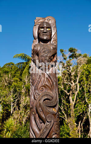 Maori carving-Ship Cove, Outer Queen Charlotte Sound, Marlborough, Südinsel, Neuseeland Stockfoto