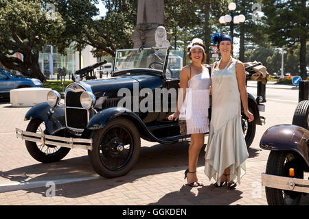 Art-Deco-Design: zwei Frauen in Kleidern aus den zwanziger Jahren ein Oldtimer, Napier, Hawkes Bay, Nort vor Ford Model posiert Stockfoto