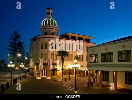 Die Kuppel des T & G Gebäude im Art-Deco-Design in der Abenddämmerung, Napier, Hawkes Bay, North Island, Neuseeland Stockfoto