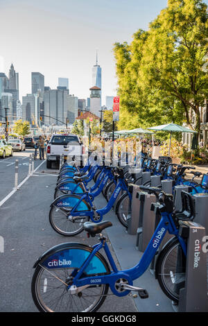 Vermietung Fahrräder, Fulton Ferry Landing, Brooklyn Heights, Brooklyn, New York, USA Stockfoto