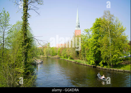 Kanufahrten auf der Trave, Lübeck Kathedrale, Lübeck, Schleswig-Holstein, Deutschland Stockfoto