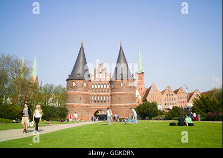 Holstentor mit Salz Lagerhäuser und Kirchen von St. Peter und St. Maria im Hintergrund, Lübeck, Schleswig-Holstein, Deutschland Stockfoto