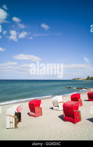 Überdachten Strand Strandkörben am Strand an der Ostsee, Brodtener Ufer, Schleswig-Holstein, Deutschland Stockfoto