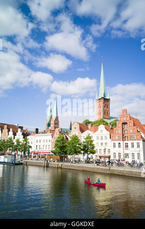Blick über den Fluss Trave, historische Stadt mit Kirchen von St. Peter und St. Maria, Lübeck, Schleswig-Holstein, Deutschland Stockfoto