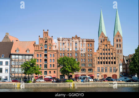 Blick über den Fluss Trave, Altstadt mit Marienkirche, Lübeck, Schleswig-Holstein, Deutschland Stockfoto