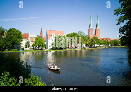 Blick über den Fluss Trave, Lübeck Dom, Lübeck, Schleswig-Holstein, Deutschland Stockfoto