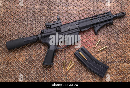 Distressed AR 15 Pistole Munition, Magazin.223 556 Stockfoto