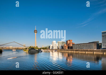 Frank Gehry-Bauten und Fernsehturm, Neuer Zollhof, Medien Hafen, Düsseldorf, Nordrhein-Westfalen, Deutschland Stockfoto