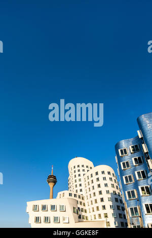 Frank Gehry-Bauten und Fernsehturm, Neuer Zollhof, Medien Hafen, Düsseldorf, Nordrhein-Westfalen, Deutschland Stockfoto