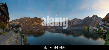 Hallstatt: Center am Hallstättersee mit Fährhaus, vor das Dachsteingebirge, vollen Mond, Österreich, Oberösterreich Stockfoto