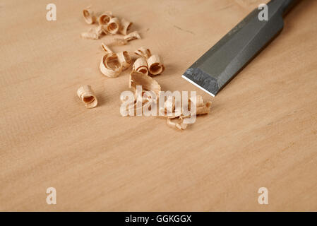 Holzbearbeitung-Tool. Ein Meißel mit Späne auf einer Werkbank. Stockfoto