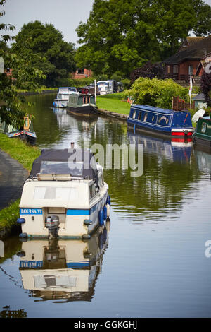 Lancashire GARSTANG MARINA canal Liegeplätze LANCASTER British Waterways Boote Partie Ufer in der Nähe von hellen Sonnenschein Wetter cop Stockfoto