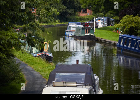 Lancashire GARSTANG MARINA canal Liegeplätze LANCASTER British Waterways Boote Partie Ufer in der Nähe von hellen Sonnenschein Wetter cop Stockfoto