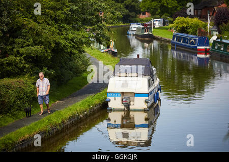 Lancashire GARSTANG MARINA canal Liegeplätze LANCASTER British Waterways Boote Partie Ufer in der Nähe von hellen Sonnenschein Wetter cop Stockfoto