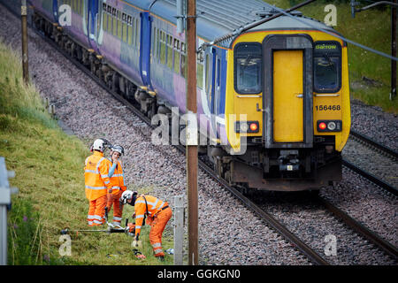 West Coast Main Line Passagier Zug Sprinter 156 Einheit Dmu Passagier lokalen Überschrift nördlich von Preston verfolgen Eisenbahn Schienen Eisen- Stockfoto