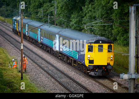 West Coast Main Line Personenzug Diesel Pkw lokalen Richtung Preston Track Bahn Schienen Eisenbahner ail Strecke m Stockfoto