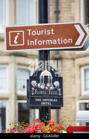 Harrogate braune Zeichen Spa Stadt North Yorkshire Informationen Beschilderung Richtung Hotel Imperial floral Wanderweg in voller Blüte touri Stockfoto