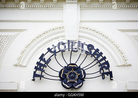 Harrogate Yorkshire Hotel unterschreiben The Yorkshire Hotel Schild rose Logo Tür Prospect Place Hotel Regency-Stil Detail Namensschild Stockfoto