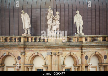 Statuen Victoria Shopping Centre Harrogate Yorkshire Balustraden um Steinmetzarbeiten geschnitzt Mason Kritik Commit Masse suici Stockfoto