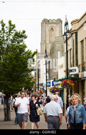 Cambridge Street Läden Harrogate Main Einkaufszentrum Stadt Straße Beschäftigten Menschenmassen viele überfüllten Gemeinschaft Gemeinden viele ma Stockfoto