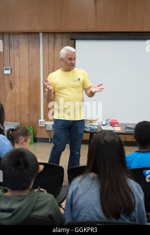 Männliche Lehrer lehrt Eltern Tipps, wie Sie ihre Kinder in der Schule beim Workshop für Englischlernende erfolgreich Stockfoto