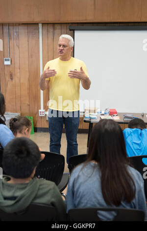 Männliche Lehrer lehrt Eltern Tipps, wie Sie ihre Kinder in der Schule beim Workshop für Englischlernende erfolgreich Stockfoto