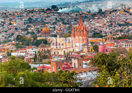 San Miguel de Allende, Mexiko, übersehen Parroquia Erzengel Kirche Close Up, Kirchen-Häuser Stockfoto
