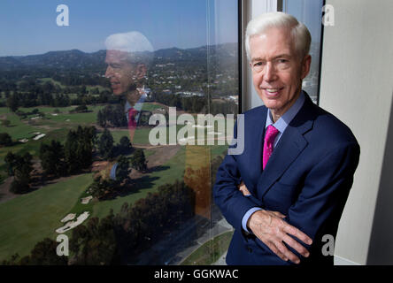 Kalifornische Gouverneur Gray Davis stellt für ein Porträt in seinem Büro bei Loeb & Loeb in Century City, Los Angeles am 17. Mai 2016 Stockfoto