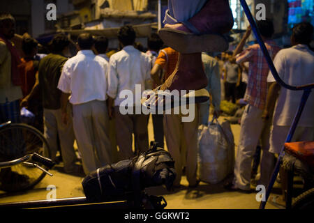 Die Füße von einem Zyklus-Rikscha-Fahrer hing in den Straßen von New Delhi, Indien. Jordi Boixareu © Stockfoto