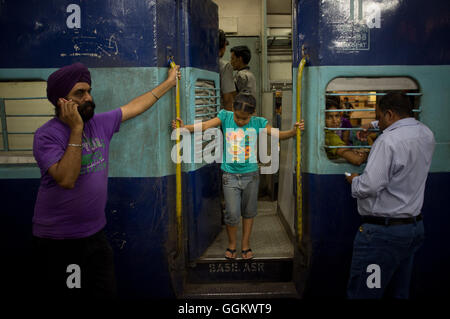 Passagiere, die bereit für einen lokalen Zug in Amritsar, Indien. Jordi Boixareu © Stockfoto