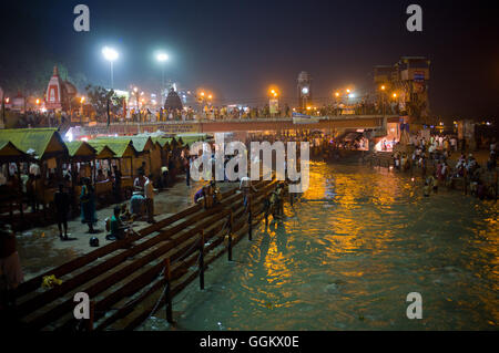 Hinduistischen Anbeter sind in der Nähe des Ganges in Haridwar, Uttarakhand, Indien gesehen. Jordi Boixareu © Stockfoto