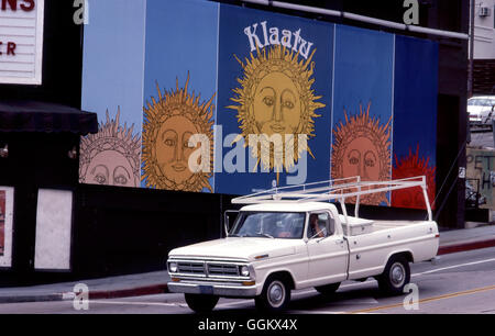 Reklametafeln für die Progressive Rock-Band Klaatu aus der Zeit der 70er Jahre malte um 1976 auf der Seite des Whisky A Go Go on the Sunset Strip in Los Angeles, CA, USA Stockfoto