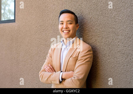 Alan Yang posiert für ein Porträt. Stockfoto