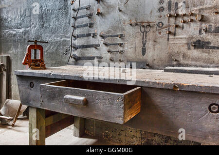 Elektriker Werkbank an Vintage Dampferzeuger, Dampfturbine, Seattle, WA, Georgetown Dampfanlage Stockfoto