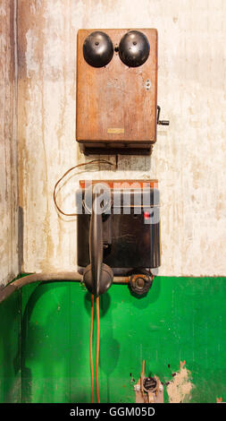 Vintage Kurbel Telefon.  Bei Dampf Geneator Dampfturbine, Seattle, WA, Georgetown Steam Plant, ein National Historic Landmark in Stockfoto