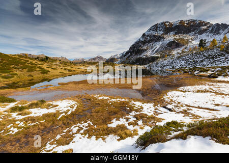 Lake Buse. Lago delle Buse. Alpwiesen und Schnee im Herbst. Das Lagorai-Massiv. Region Trentino, Italienische Alpen, Europa. Stockfoto