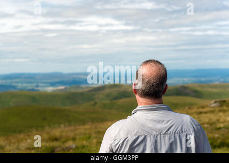 Person von der Spitze des Ben Cluech in der Ochils anzeigen Stockfoto
