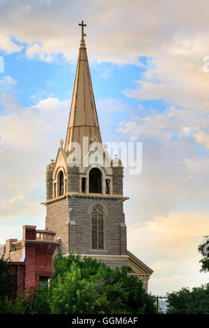 Der Turm der Kirche der Heiligen Dreifaltigkeit in Trinidad, Colorado, erhebt sich über der Stadt. Stockfoto