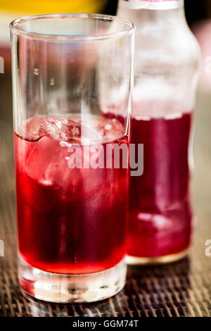 Flasche und Glas von Apple und Blackberry Saft weich Erfrischungsgetränk Stockfoto