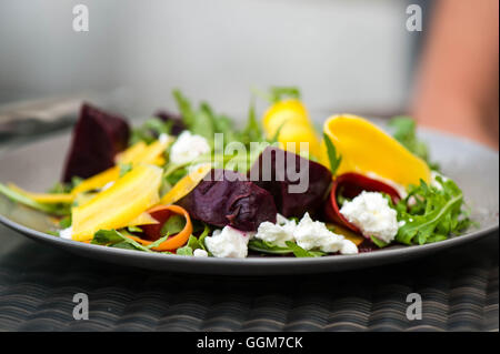 Fröhlich bunten Ziegen Käse Sommer Salat serviert auf einem Teller mit Keine Personen Stockfoto