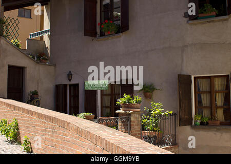 Land-Seite-Haus in der bekannten Stadt Barolo zwischen grünen Hügeln und Weinbergen des Piemont im Sommer im Norden von Italien Stockfoto