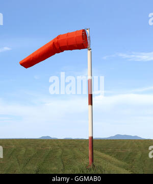 Windsack Ausrüstung überprüfen Sie die Windrichtung Schlag in der Tageszeit auf blauen Himmelshintergrund. Stockfoto