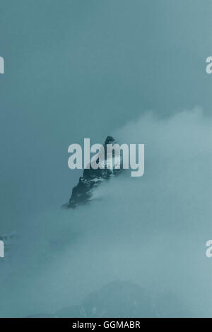 Pilot-Gipfel ist sichtbar, wie Winde beiseite Nebel und Wolken. Sicht ist von Beartooth Highway im Shoshone National Forest. Stockfoto