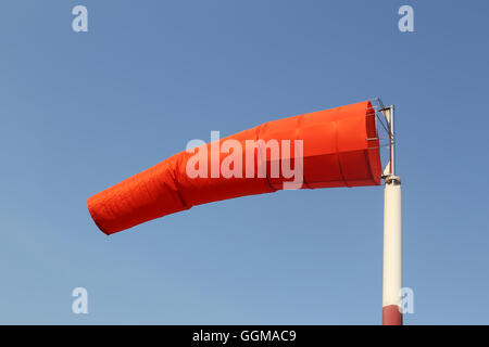 Windsack Ausrüstung überprüfen Sie die Windrichtung Schlag in der Tageszeit auf blauen Himmelshintergrund. Stockfoto