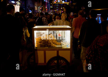 Einem Lebensmittel Straßenhändler in Taksim Square in Istanbul (Türkei) in der Dämmerung. Jordi Boixareu © Stockfoto