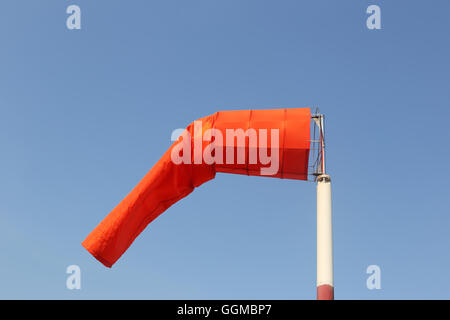 Windsack Ausrüstung überprüfen Sie die Windrichtung Schlag in der Tageszeit auf blauen Himmelshintergrund. Stockfoto