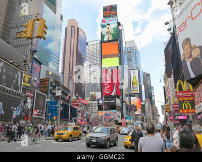 New York, USA. 7. Juni 2012. Times Square in New York City, USA während des Tages. Lucy Clark/Alamy Live-Nachrichten Stockfoto