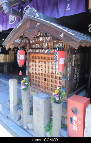 Japanische kleine Straße Schrein in Higashiyama in Kyoto Japan. Stockfoto