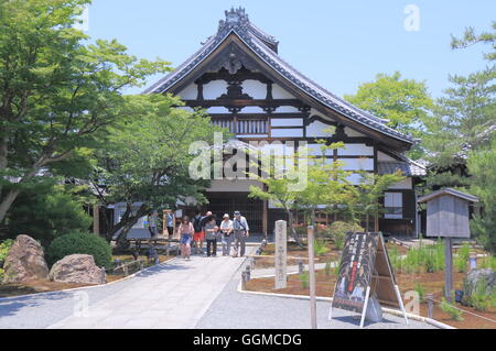 Menschen besichtigen Kodaiji Tempel in Higashiyama in Kyoto Japan. Stockfoto